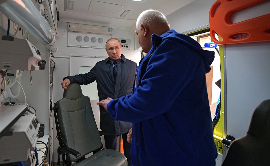During the visit to ambulance station No. 4 in Pushkin. With head of the operations department, paramedic Viktor Rutskoi.