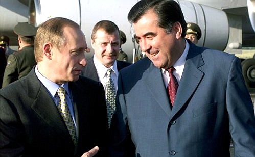 Vladimir Putin with Tajik President Emomali Rakhmonov at the airport during a greeting ceremony.