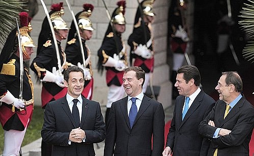 С Председателем Еврокомиссии Президентом Франции Николя Саркози (слева), мэром Ниццы Кристианом Эстрози и Генеральным секретарём Совета ЕС Хавьером Соланой (справа) перед началом саммита Россия–Евросоюз.