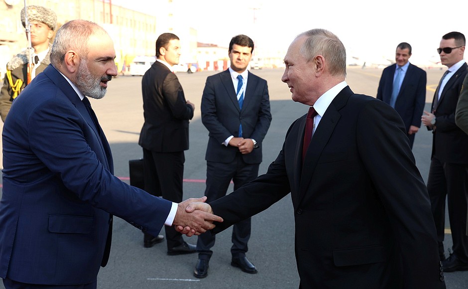 Владимир Путин прибыл в Ереван для участия в заседании Совета коллективной безопасности ОДКБ. С Премьер-министром Республики Армения Николом Пашиняном.