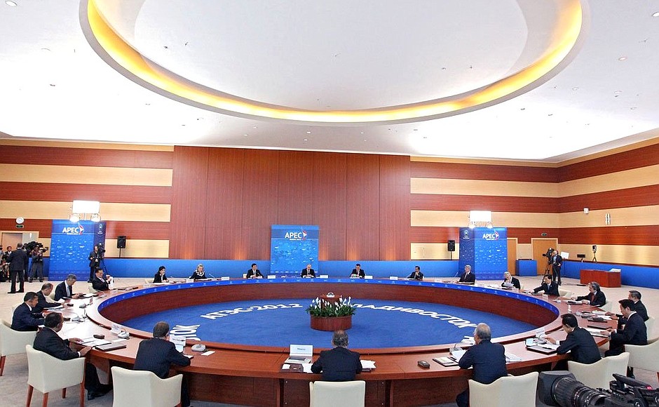 Второе рабочее заседание лидеров экономик форума АТЭС во Владивостоке.