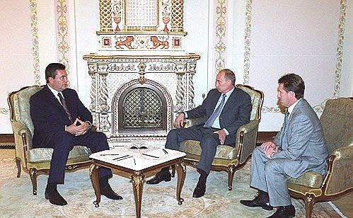 President Putin meeting with Ukrainian Prime Minister Viktor Yanukovich. On the right is Russian Agricultural Minister Alexei Gordeyev.