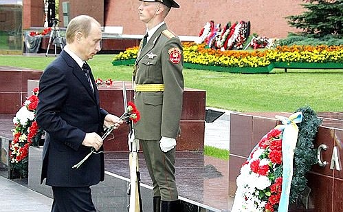 Wreath-laying at memorial pedestals which are set bearing the names of Hero Cities.