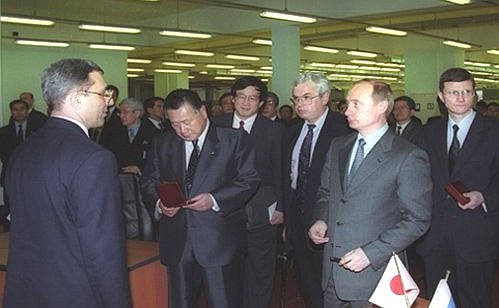 Vladimir Putin and Japanese Prime Minister Yoshiro Mori visiting the Russian-Japanese joint venture NEK-Neva Communications Systems.