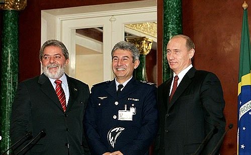 С Президентом Бразилии Луисом Инасиу Лулой да Силвой и первым бразильским космонавтом Маркусом Понтесом.