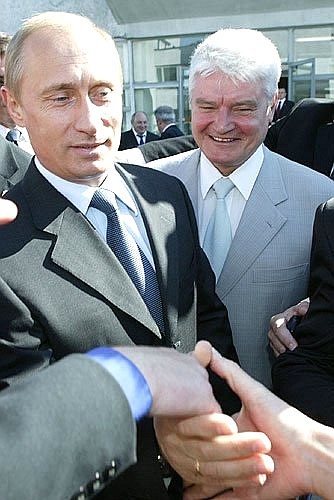 Владимир Путин приветствовал собравшихся у Калининградского университета горожан. На фото справа – губернатор Калининградской области Владимир Егоров.