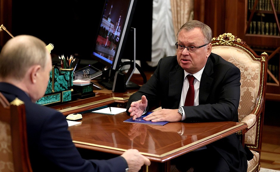 С президентом – председателем правления Банка ВТБ Андреем Костиным.