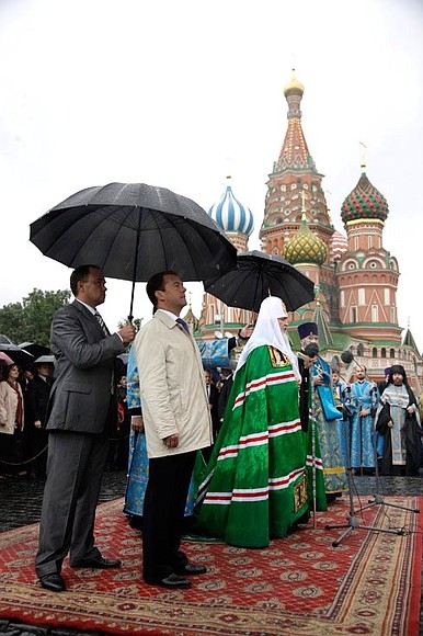 Церемония открытия надвратной иконы на Спасской башне Кремля.