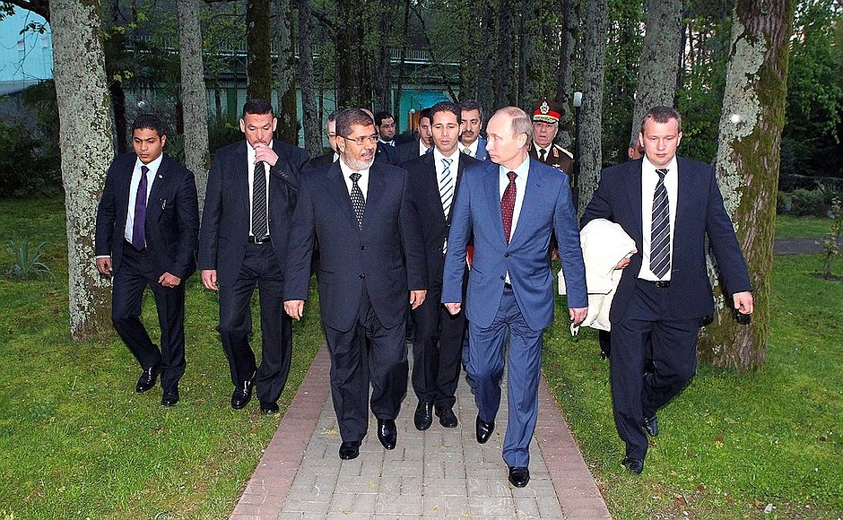По окончании пресс-конференции по итогам российско-египетских переговоров. С Президентом Египта Мухаммедом Мурси.