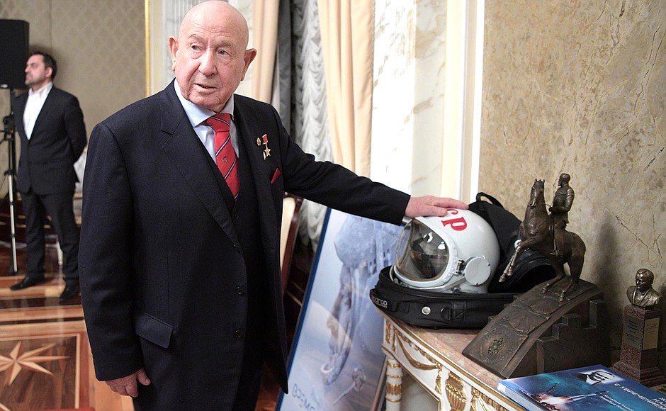 Cosmonaut Alexei Leonov before the showing of the film The Space Walker.