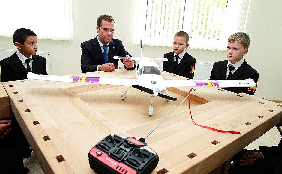 During his visit to the Stavropol Presidential Cadet Academy, Dmitry Medvedev viewed an aeromodelling workshop.