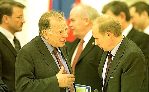 Перед началом заседания Совета по науке и высоким технологиям с вице-президентом Российской академии наук, лауреатом Нобелевской премии по физике 2000 года Жоресом Алферовым.