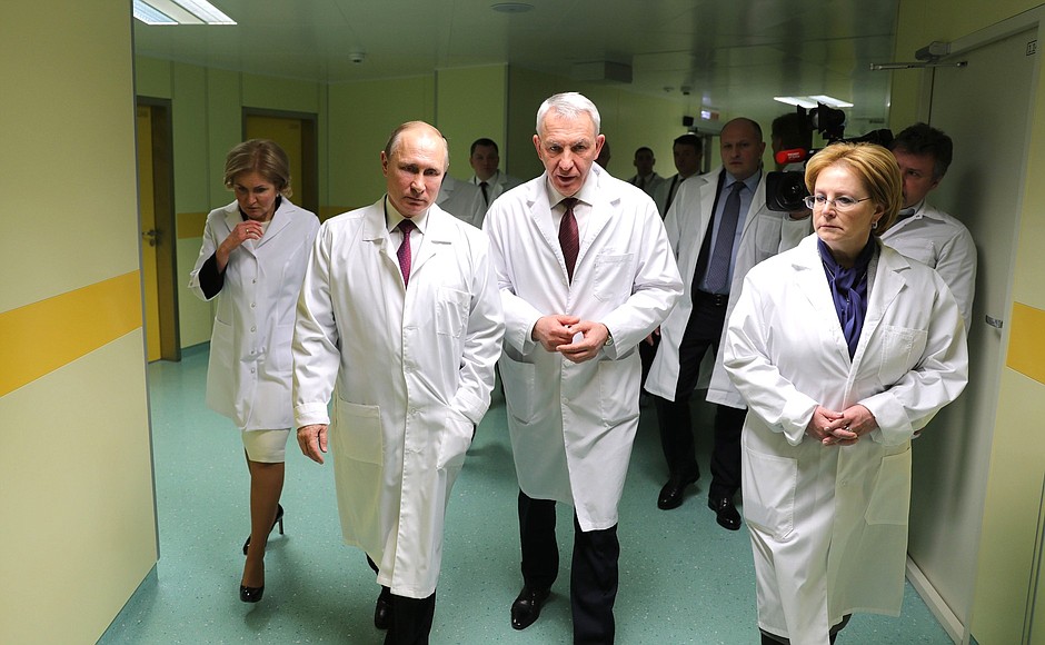 Visit to Almazov National Medical Research Centre. With Deputy Prime Minister Olga Golodets, Almazov Centre General Director Yevgeny Shlyakhto and Minister of Healthcare Veronika Skvortsova.