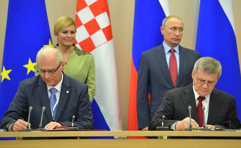 Signing of bilateral documents following Russian-Croatian talks.