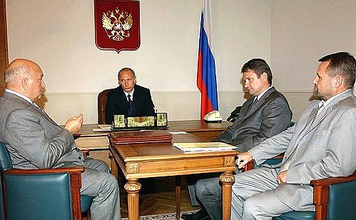 President Putin meeting with Krasnodar Region Governor Alexander Tkachev, Moscow Mayor Yury Luzhkov, left, and Sochi Mayor Leonid Mostovoi, first right.