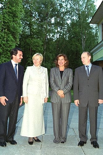 Vladimir and Lyudmila Putin having an informal meeting with Spanish Prime Minister Jose Maria Aznar and wife Ana Botella.