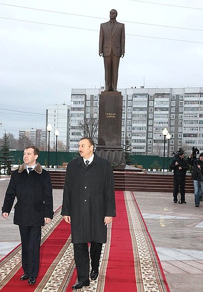 После возложения цветов к памятнику Гейдару Алиеву на городской площади, названной его именем. С Президентом Азербайджана Ильхамом Алиевым.