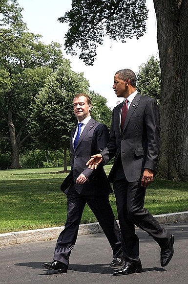 С Президентом США Бараком Обамой перед началом встречи с представителями российских и американских деловых кругов.
