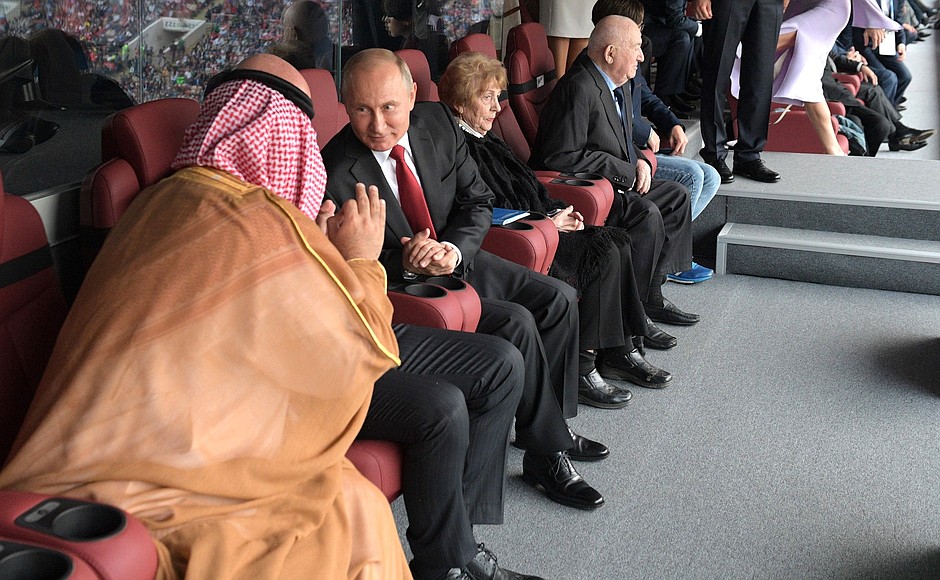 В перерыве матча Владимир Путин кратко пообщался с иностранными гостями.
