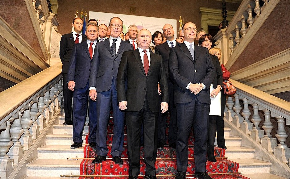 Joint photo session of participants in Russian-Italian interstate consultations.