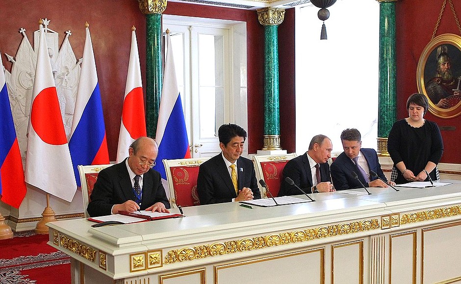 По итогам переговоров Владимира Путина и Премьер-министра Японии Синдзо Абэ подписан ряд межправительственных и межведомственных договорённостей, а также бизнес-соглашений.