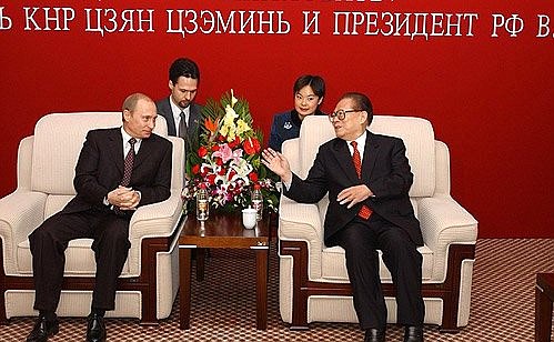 President Putin speaking with Chinese President Jiang Zemin.