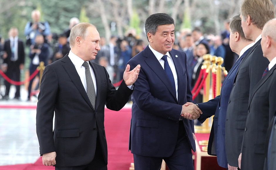 Introducing members of the two countries’ delegations. With President of Kyrgyzstan Sooronbay Jeenbekov.