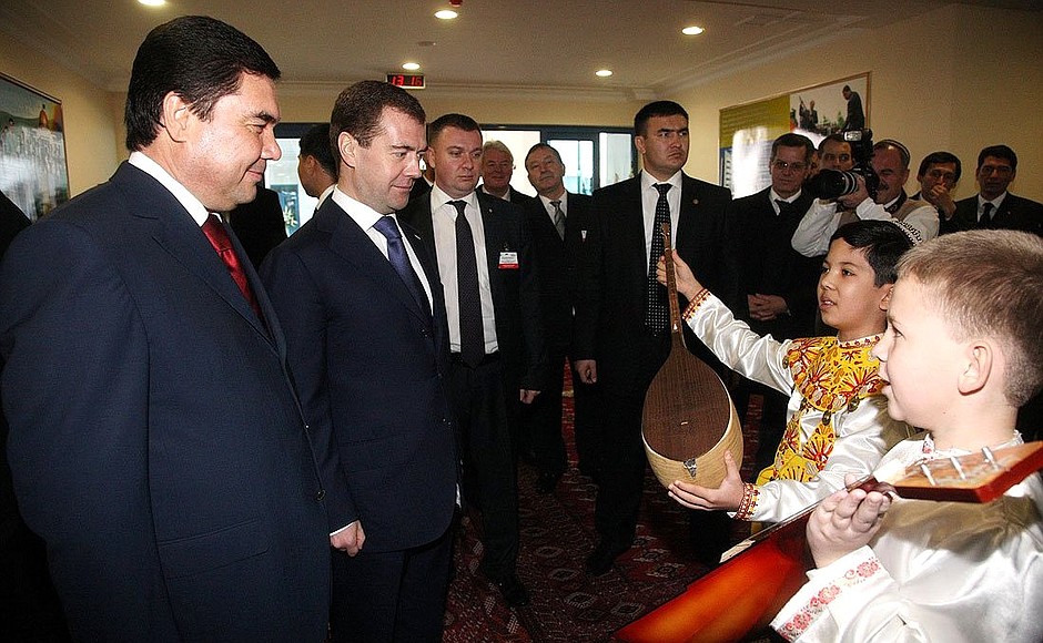 На церемонии открытия нового здания российско-туркменской средней общеобразовательной школы имени Пушкина.