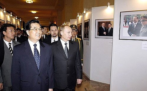 На фотовыставке «Российско-китайская дружба». С Председателем КНР Ху Цзиньтао.