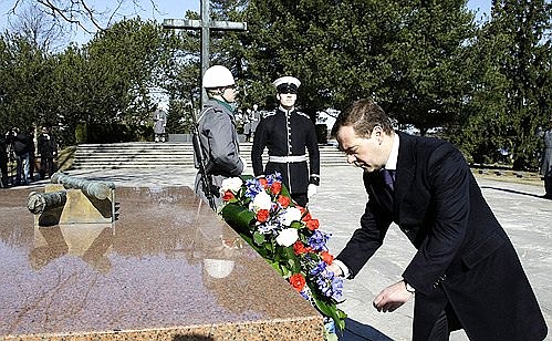 Дмитрий Медведев возложил венок к могиле президента Финляндии маршала Карла Маннергейма на мемориальном кладбище Хиетаниеми.
