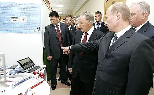 С Президентом Казахстана Нурсултаном Назарбаевым на выставке технических средств охраны границы.