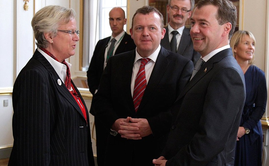 С Премьер-министром Дании Ларсом Расмуссеном перед подписанием совместных документов.