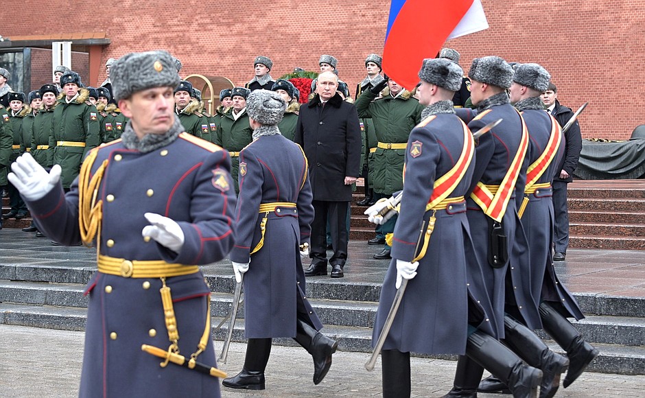 Церемония возложения венка к Могиле Неизвестного Солдата завершилась торжественным маршем роты почётного караула и оркестра.