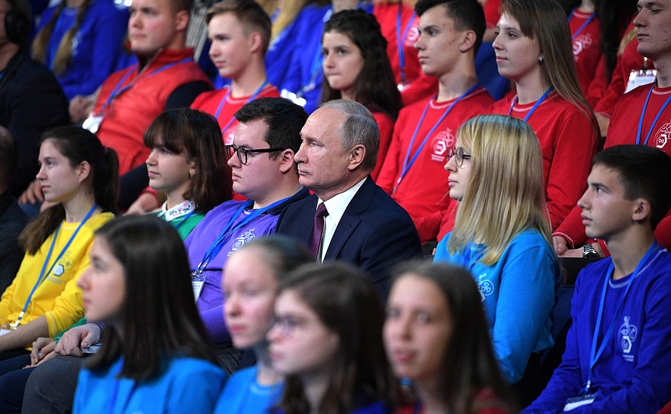 Vladimir Putin attended the Breakthrough Directions open lesson during a visit to the ProyeKTOriya national career guidance forum.