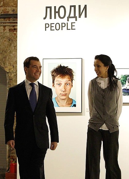 С директором центра современного искусства «Винзавод» Софьей Троценко на выставке «Лучшие фотографии России – 2009».
