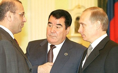 С Президентом Туркменистана Сапармуратом Ниязовым и Министром энергетики Игорем Юсуфовым (слева).