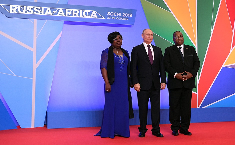 Official welcoming ceremony before the reception on behalf of the President of Russia in honour of the heads of state and government of the countries participating in the Russia-Africa Summit. With Prime Minister of Gabon Julien Nkoghe Bekale and his spouse.