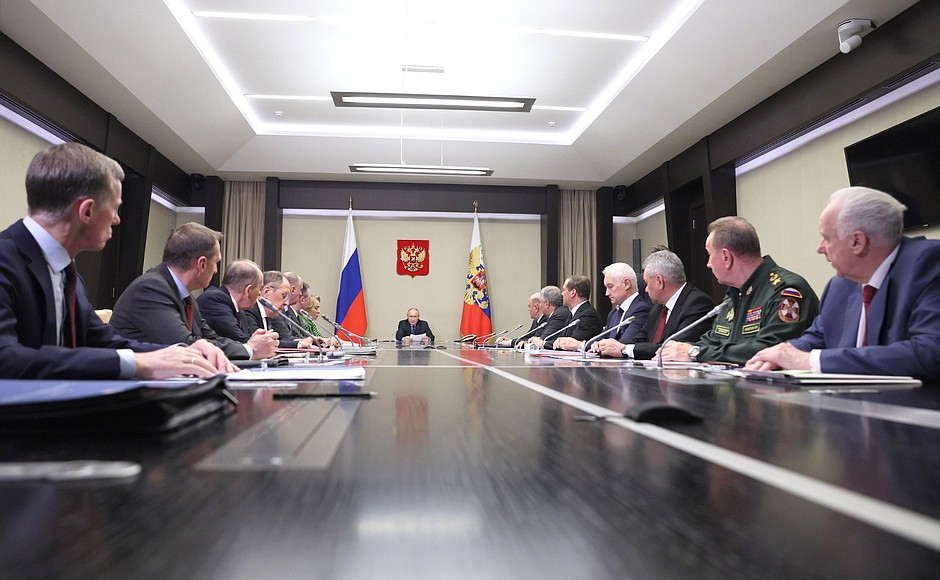 Meeting with members of the Security Council and Government, and heads of security agencies.