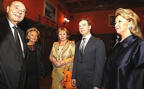 На фото слева – экс-президент Франции Жак Ширак, Бернадетт Ширак, Людмила Путина, справа – Светлана Медведева.