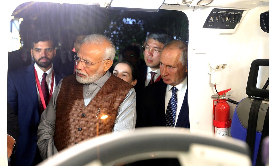 С Премьер-министром Индии Нарендрой Моди во время осмотра экспозиции компании «Вертолёты России» в рамках посещения выставки «Улица Дальнего Востока».