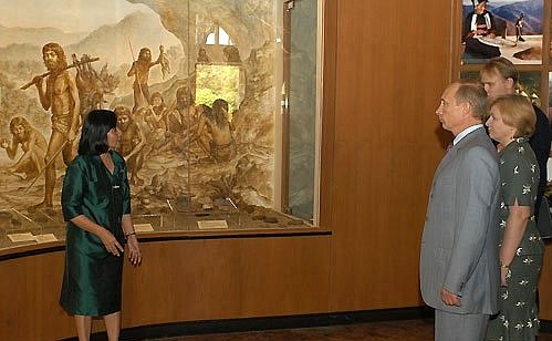 President Putin and Lyudmila Putin in the National Museum of Thailand.