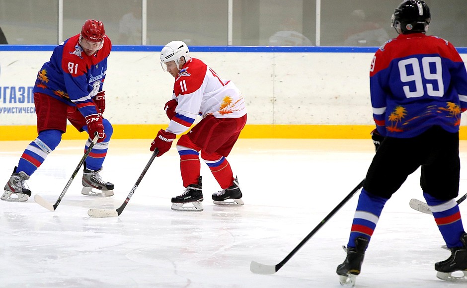 Владимир Путин и Александр Лукашенко приняли участие в товарищеском хоккейном матче.