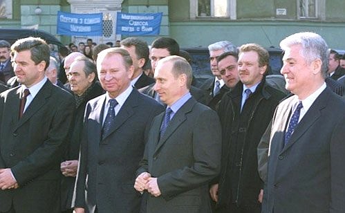 President Putin with Ukrainian President Leonid Kuchma and Moldovan President Vladimir Voronin strolling through the city.