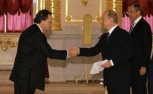 Верительную грамоту Президенту России вручает посол Республики Колумбия в России Диего Хосе Тобон Эчеверри.