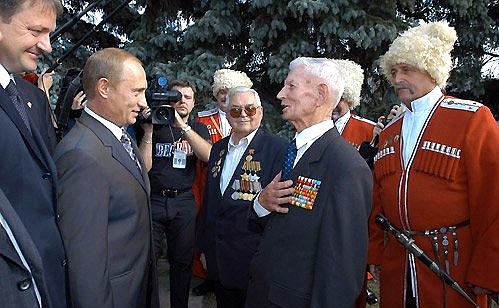 С ветеранами Великой Отечественной войны и представителями кубанского казачества. На фото слева – губернатор Краснодарского края Александр Ткачев.