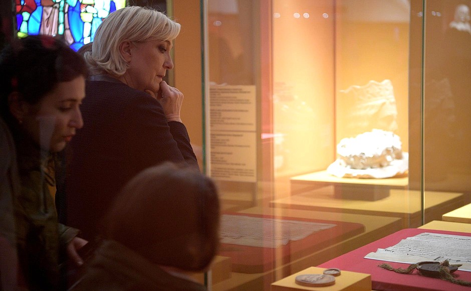 Марин Ле Пен, находящаяся в России по приглашению российских парламентариев, посетила в Патриаршем дворце выставку, посвящённую Людовику Святому и реликвиям Сен-Шапель.
