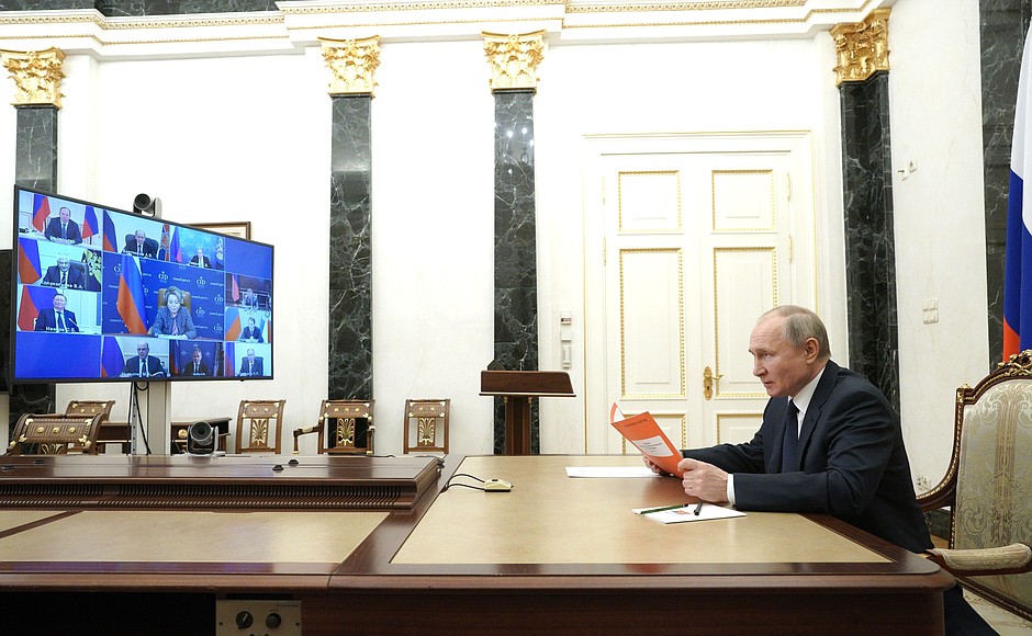 Владимир Путин проводит совещание в режиме видеоконференции