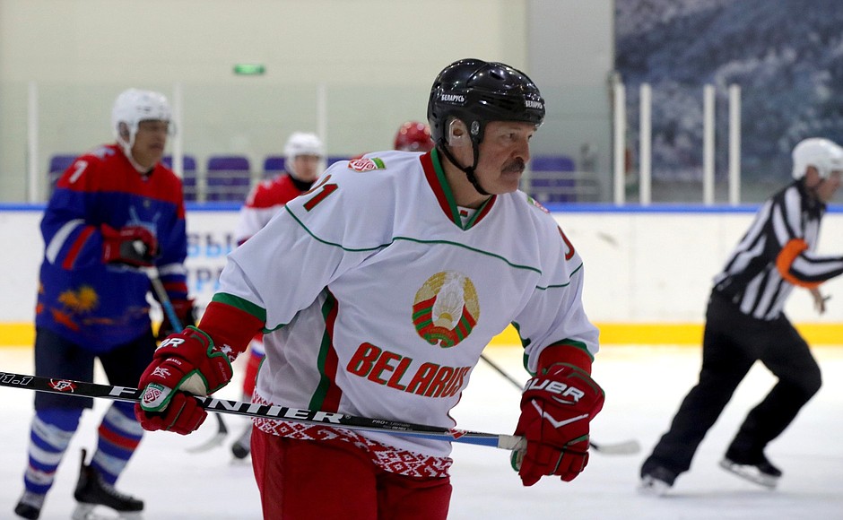 Владимир Путин и Александр Лукашенко приняли участие в товарищеском хоккейном матче.