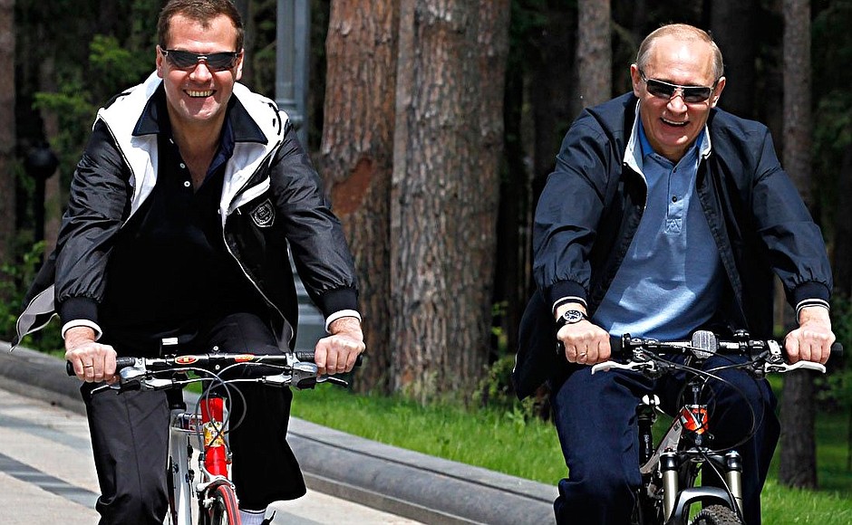 После беседы Дмитрий Медведев и Владимир Путин продолжили общение в неформальной обстановке.