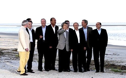 Лидеры стран «восьмерки» во время прогулки по пляжу.